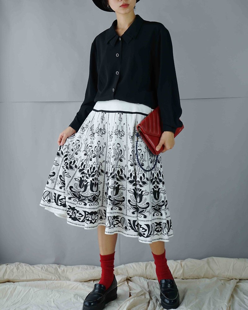 Treasure Hunting - Black and White Floral Wavy Round Skirt - กระโปรง - ผ้าฝ้าย/ผ้าลินิน ขาว