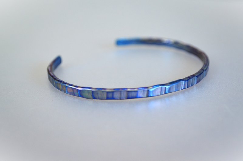 Titanium bangle・チタンバングル・青鎚目・楕円モデル・受注生産 - 手鍊/手環 - 其他金屬 藍色