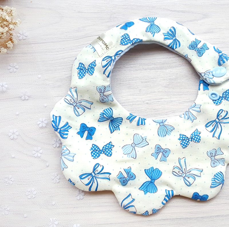 DOMOMO eight-fold yarn bow (fresh blue) - double-sided saliva towel petal-shaped bib embroidered - ผ้ากันเปื้อน - ผ้าฝ้าย/ผ้าลินิน สีน้ำเงิน