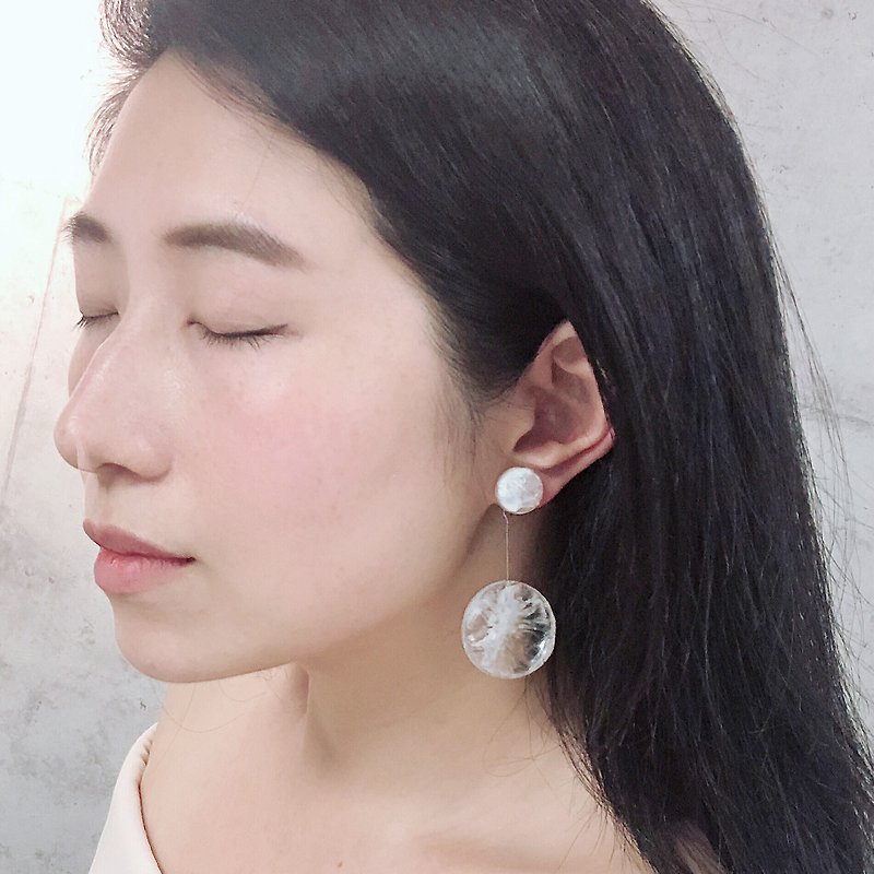 VOOME ​​x JL INSPIRATION Joint Double Round Earrings Pure Handmade NO.13 - Earrings & Clip-ons - Resin White