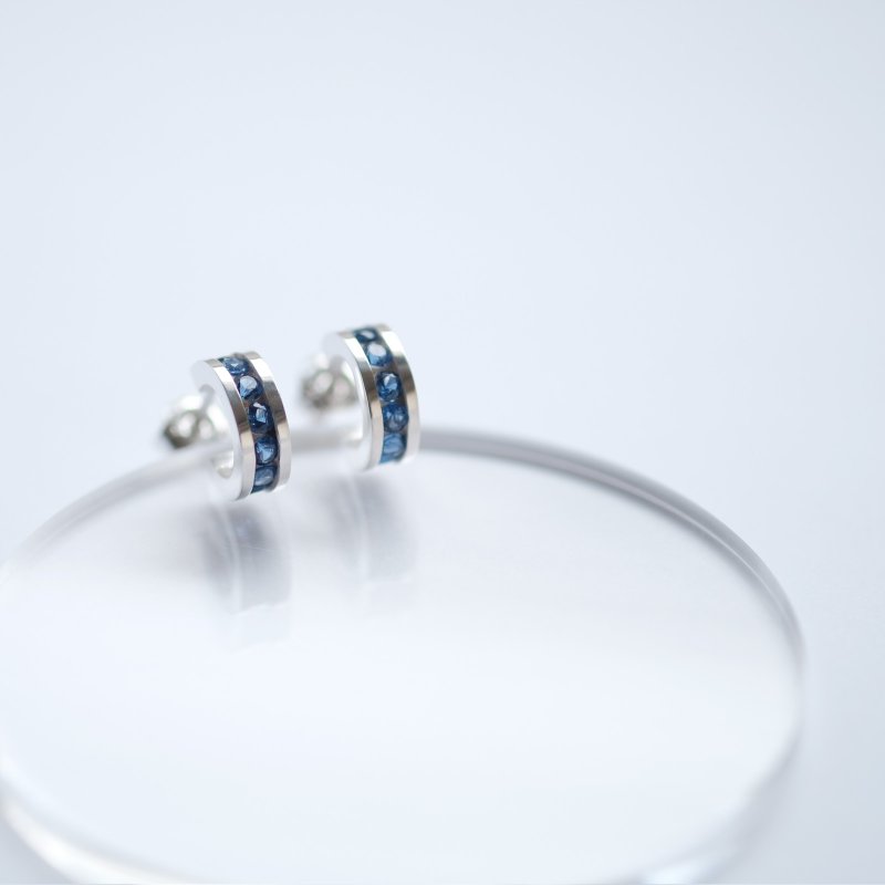 Mini Sapphire Hoop Earrings 925 Silver - ต่างหู - โลหะ สีน้ำเงิน