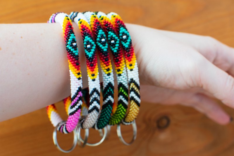 Bangle Wrist bracelet Wristlet keychain Bead crochet - 鑰匙圈/鑰匙包 - 其他材質 白色