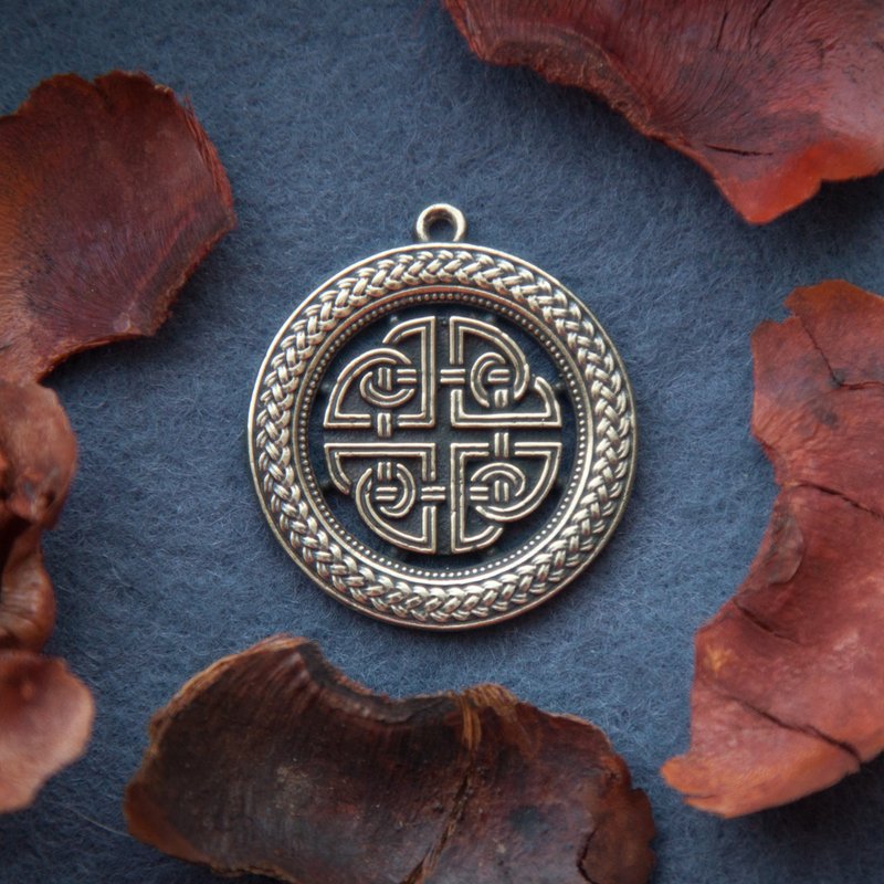 Ornament pendant. Celtic necklace. Viking jewelry. Circle on black leather cord. - 項鍊 - 其他金屬 橘色