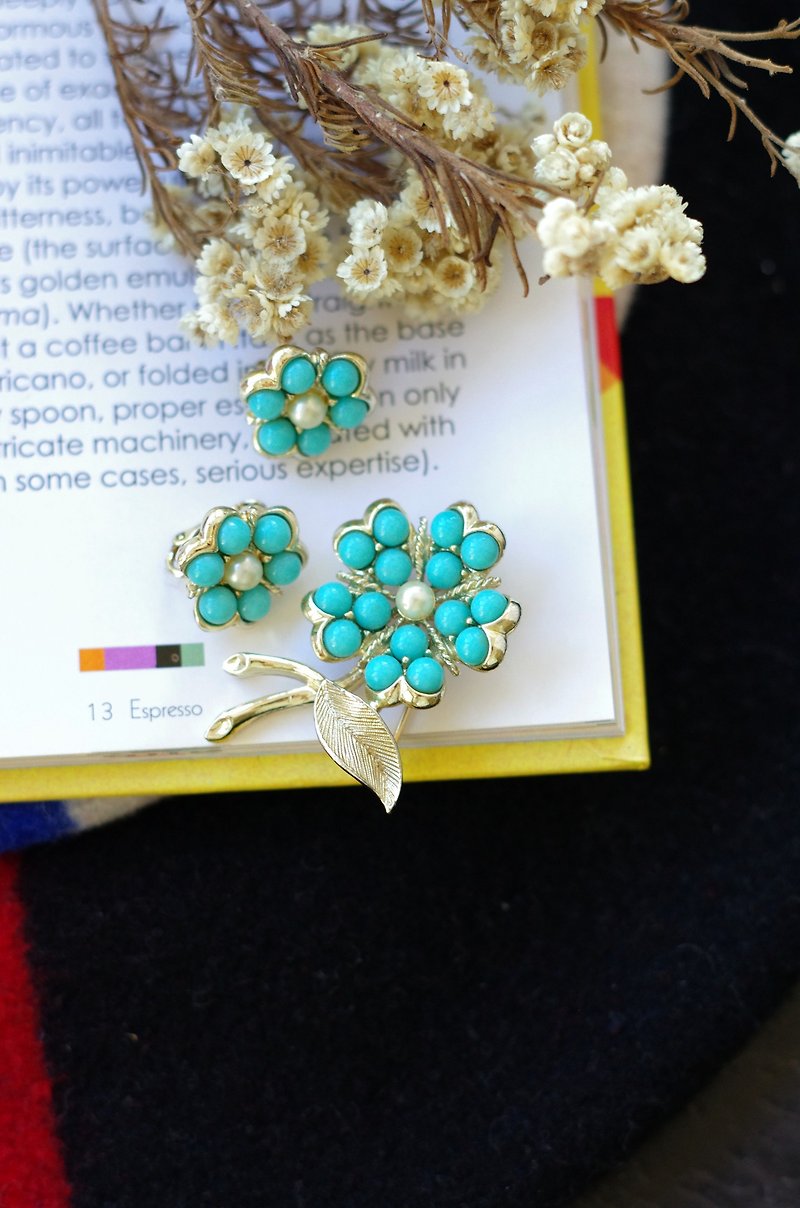 Vintage Sarah Coventry flower set brooch clip earrings