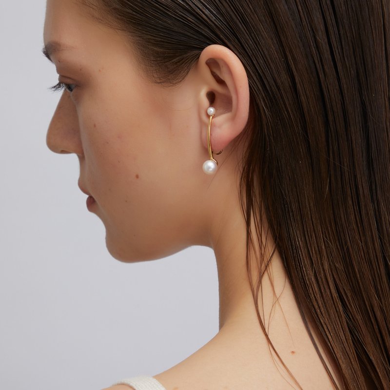 不對襯珍珠耳夾 925銀厚鍍18K金 Seesaw Pearl Ear Clip - 耳環/耳夾/耳骨夾 - 珍珠 金色