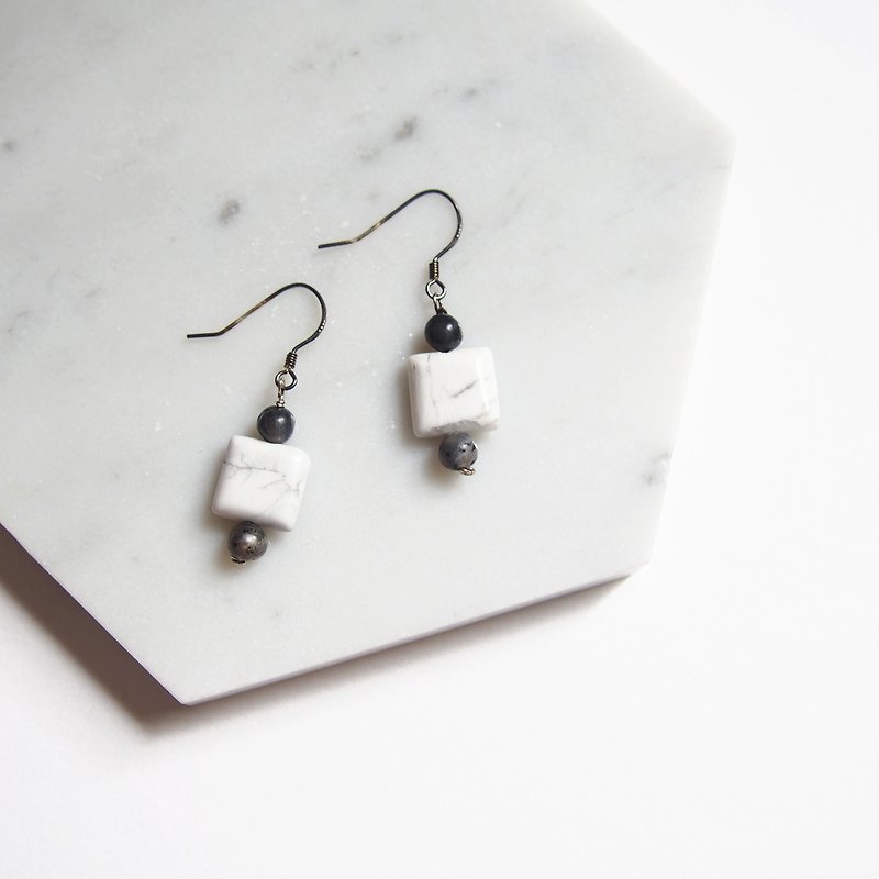 "KeepitPetite" simple black and white · square white turquoise · rolled stone earrings - ต่างหู - โลหะ สีใส