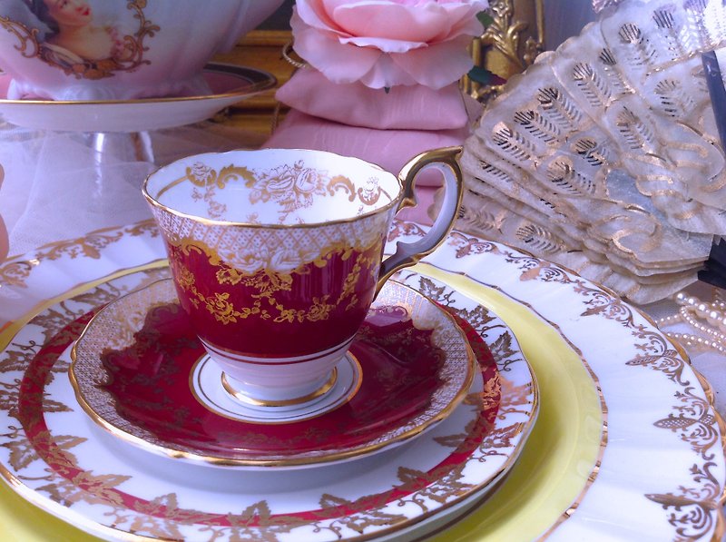 ♥安妮瘋古物♥ 英國製 1920古董手繪骨瓷 Crown staffordshire玫瑰蕾絲花茶杯 咖啡杯兩件組~ 高貴 - 茶壺/茶杯/茶具 - 瓷 紅色