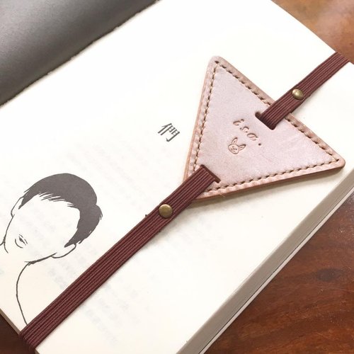 港產皮革｜Leatherism Handmade Products 【 成 品 製 造 ▼▼三角書籤▼▼ 】原創手工皮革書籤 #bookmarked#1 皮革書簽 手工縫製 植鞣革 義大利皮 白蠟皮 香港製造