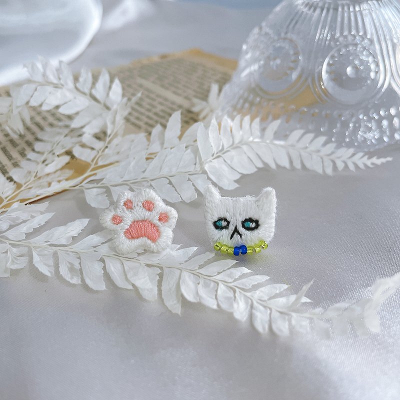Hand-made embroidery//Elegant white cat's cat's paw embroidery earrings//Can be changed to clip style - Earrings & Clip-ons - Thread White