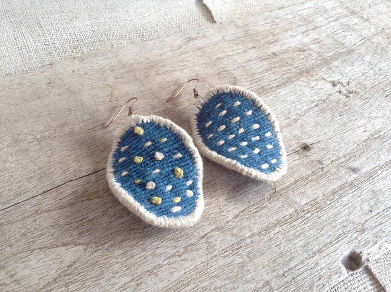 Handmade earrings-embroidered with natural dyes thread on handwoven cotton fabric - 耳環/耳夾/耳骨夾 - 繡線 藍色