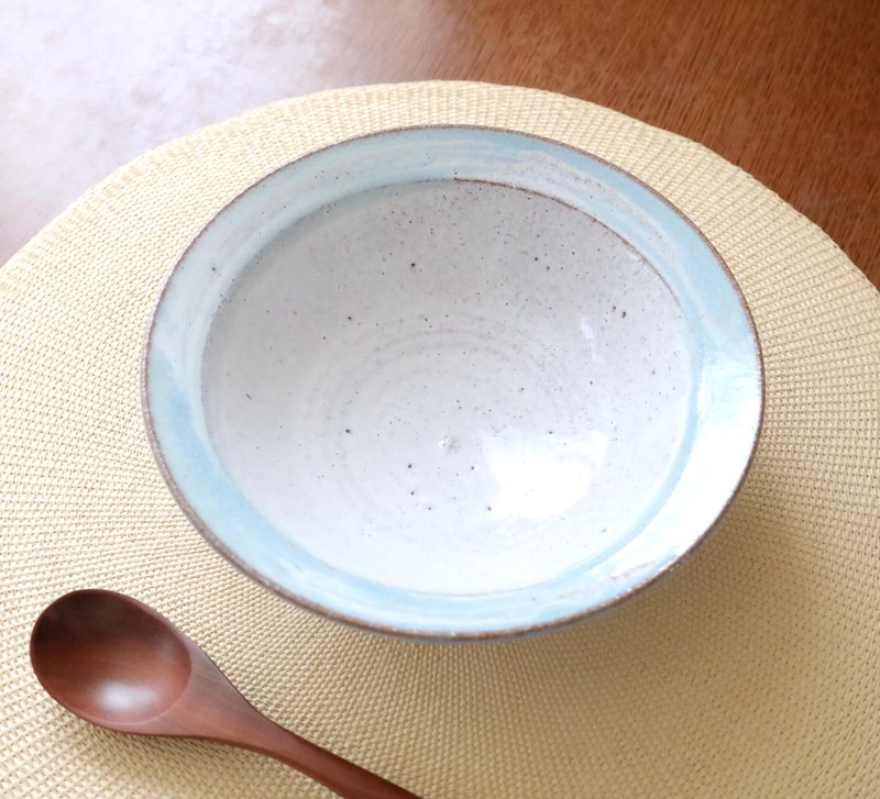 White glazed rimmed bowl with light blue accents - ถ้วยชาม - ดินเผา ขาว