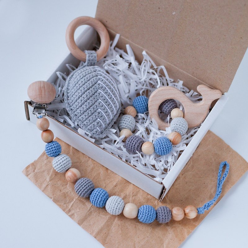 Blue Gray Baby Gift Box: Leaf Rattle Toy, Teething Ring and Pacifier Clip Holder - ของขวัญวันครบรอบ - ไม้ สีเทา