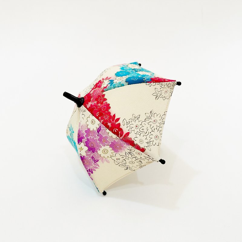 Kimono umbrella objet created by upcycling Japanese Vintage Silk Kimono #16 - ของวางตกแต่ง - ผ้าไหม ขาว