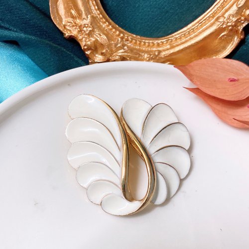 挪亞方舟古董飾品 Vintage Jewelry 【西洋古董飾品】稀有 極優美天鵝感綻放 羽毛琺瑯工藝 胸章胸針