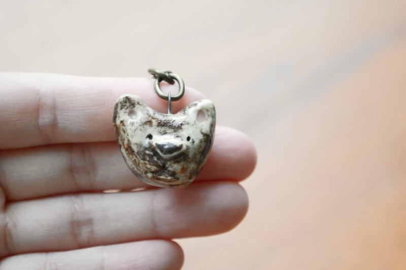 【即日発送】愛らしいブサカワ立体クマの手びねり陶器チャーム 裏面にアロマオイルを垂らしてディフューザーとしても - キーホルダー・キーケース - 陶器 ブラウン