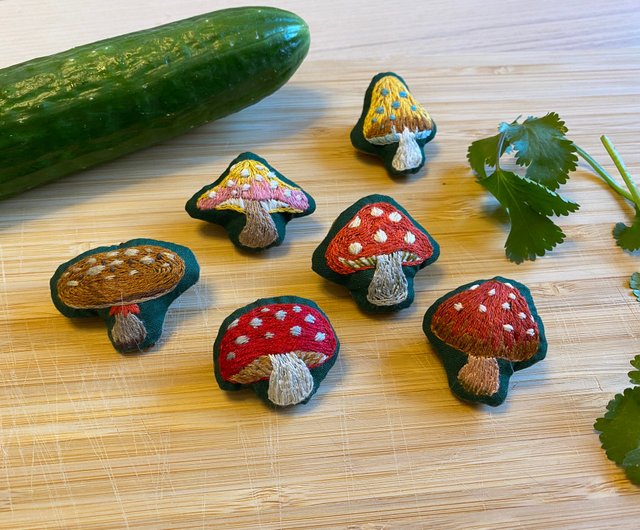 バスケットに入ったフクロタケの刺繍ブローチ - ショップ kiku-kiku