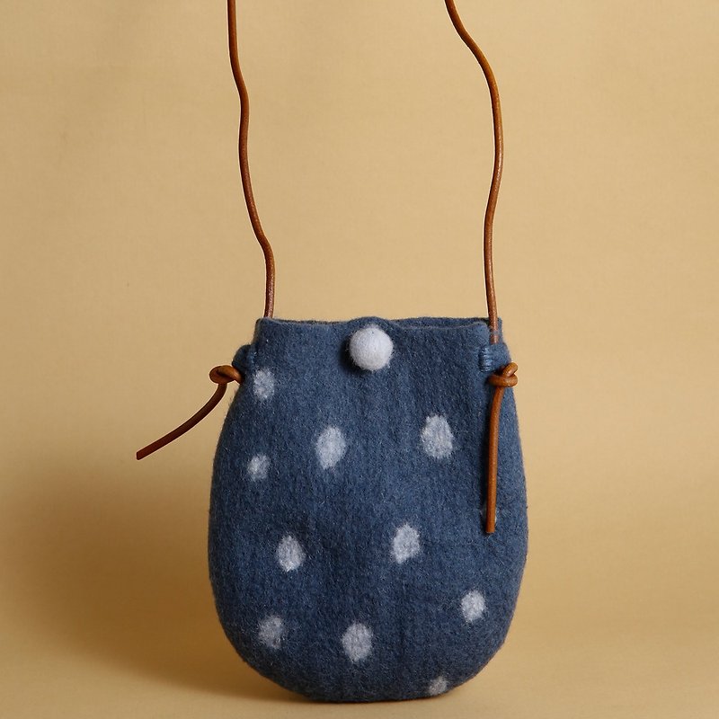 Ke man-made handmade wool felt round bag diagonal bag shoulder leather shoulder strap female bag retro simple literary small bag - กระเป๋าแมสเซนเจอร์ - ขนแกะ 