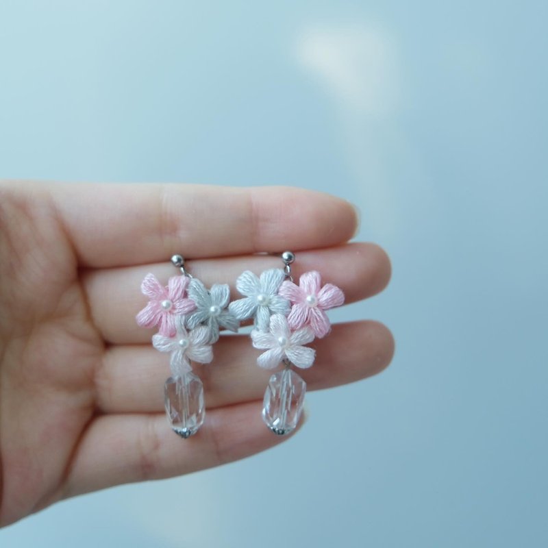 Ash Pink and Crochet Flower Earrings - ต่างหู - งานปัก สึชมพู