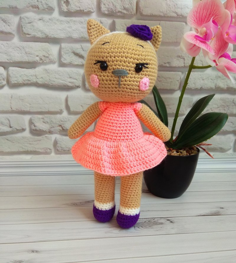 Crochet cat doll in dress, Stuffed cat toy - 寶寶/兒童玩具/玩偶 - 棉．麻 多色