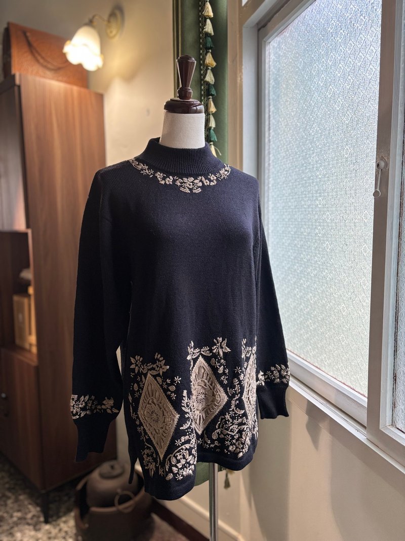 串珠民族風刺繡純黑長版古著毛衣 - 女毛衣/針織衫 - 羊毛 黑色