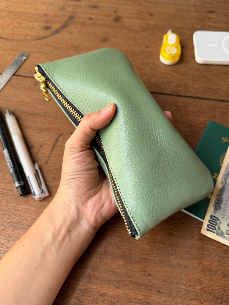 大容量お札ポーチ セージグリーン I ペンケース 収納ポーチ 海外旅行 外貨収納 - 財布 - 革 グリーン