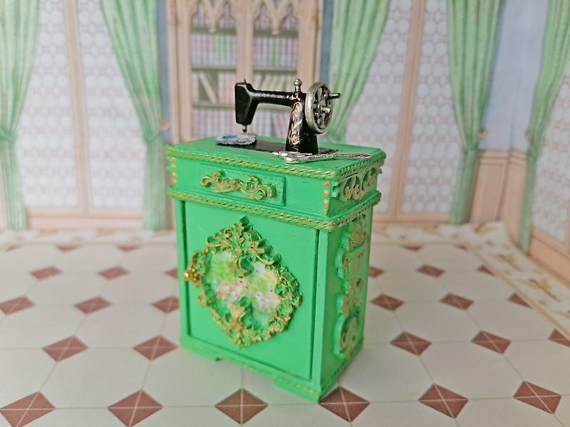 1:12 scale.Sewing machine for dollhouse.