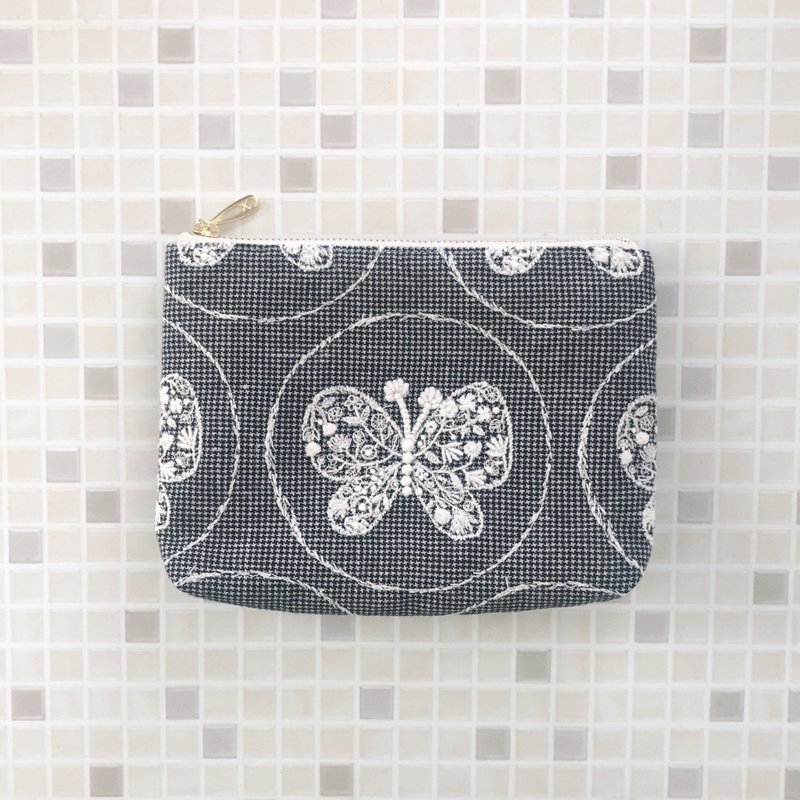 mina perhonen  forest wing コスメポーチ　化妝包　蝶　ハンドメイド　刺繡袋 - 化妝包/收納袋 - 棉．麻 灰色
