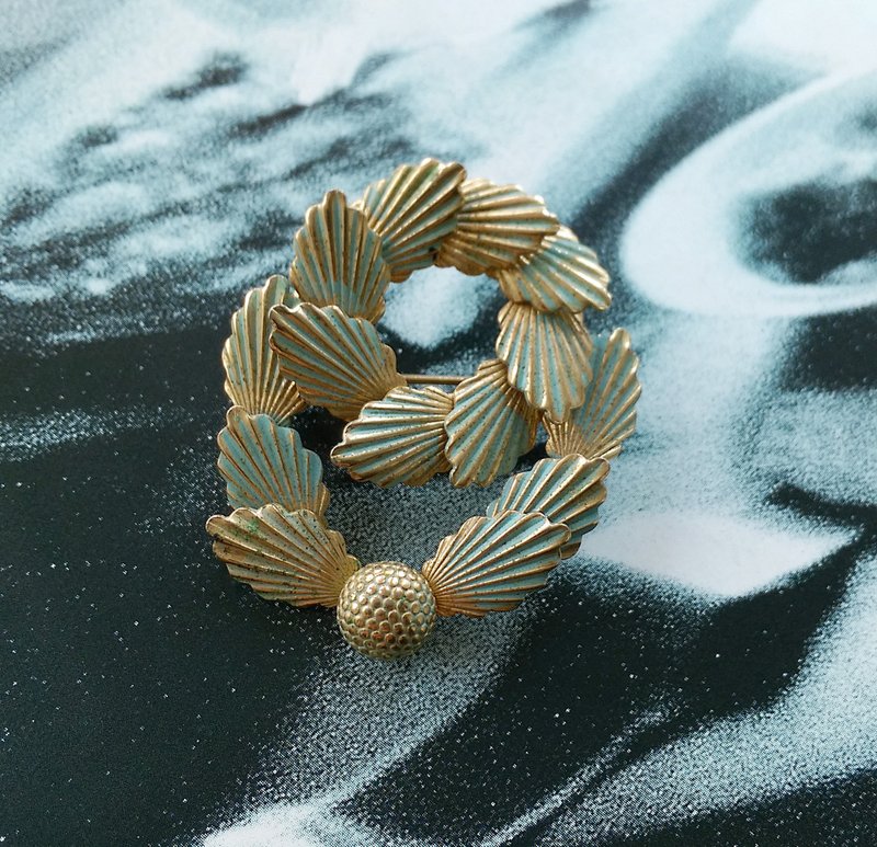 【美國西洋古董飾品】刷青色琺瑯 冬青 別緻  別針  胸針 - 徽章/別針 - 其他材質 金色