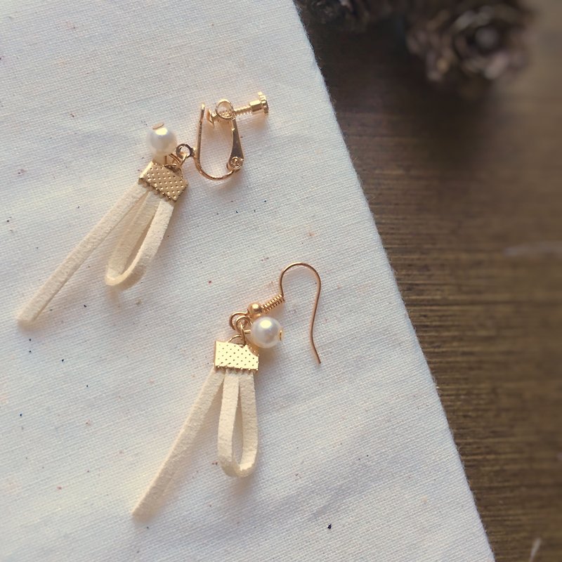 手工製作  韓國絨繩 小珍珠 耳環 耳夾 耳鉤 淡金色系列-米黃色 - 耳環/耳夾 - 其他人造纖維 白色