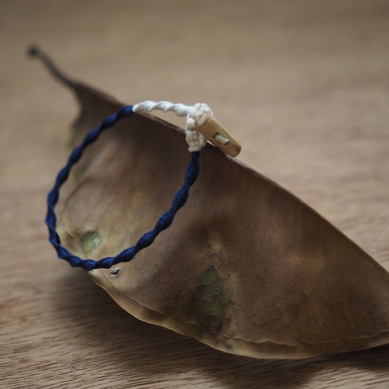 【Weaving small things | Guava tree branches jewelry series】 blue and white - Bracelets - Wood Blue