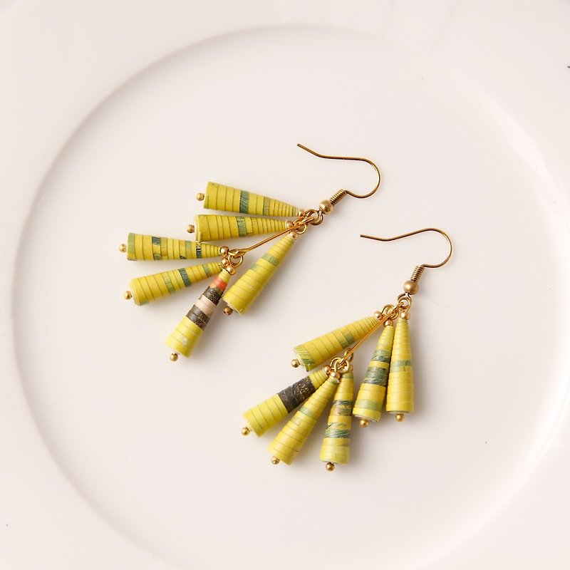 [small roll paper hand made / paper art / jewelry] yellow bright double earrings - Earrings & Clip-ons - Paper Yellow