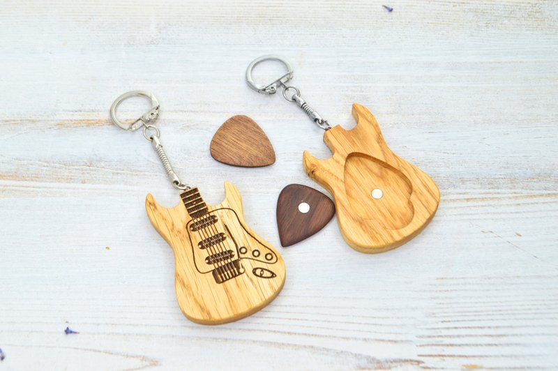 Guitar keychain with pick, wooden personalized electric guitar keychain and pick - ที่ห้อยกุญแจ - ไม้ หลากหลายสี