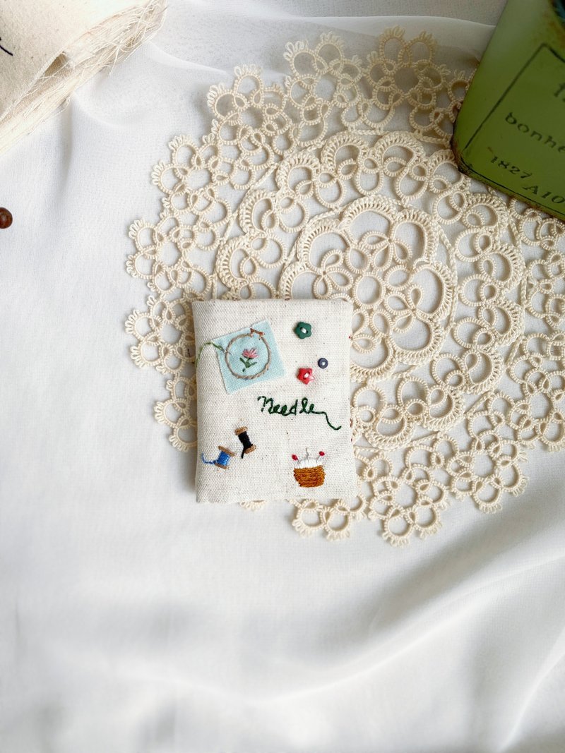 [Ms. Fang’s Handmade] Beautifully handmade, my favorite is the small and cute hand-made sewing needle and embroidery needle storage bag - อื่นๆ - ผ้าฝ้าย/ผ้าลินิน หลากหลายสี