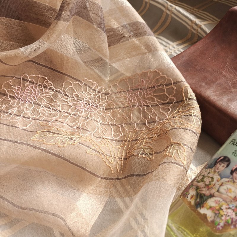 預購品 免費手綉字母 手工刺繡百搭真絲羊毛長圍巾 - 綻放的菊 - 圍巾/披肩 - 羊毛 卡其色