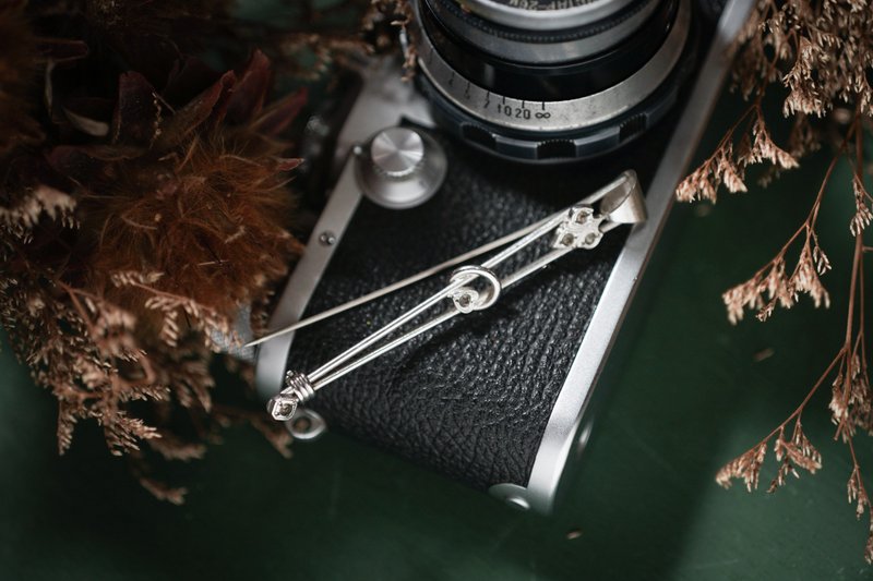 【オールドジュエリー/ウエスタンオールドピース】特殊形状、細身、クラシカル柄、オールドブローチ、ヴィンテージブローチ - ブローチ - 金属 シルバー