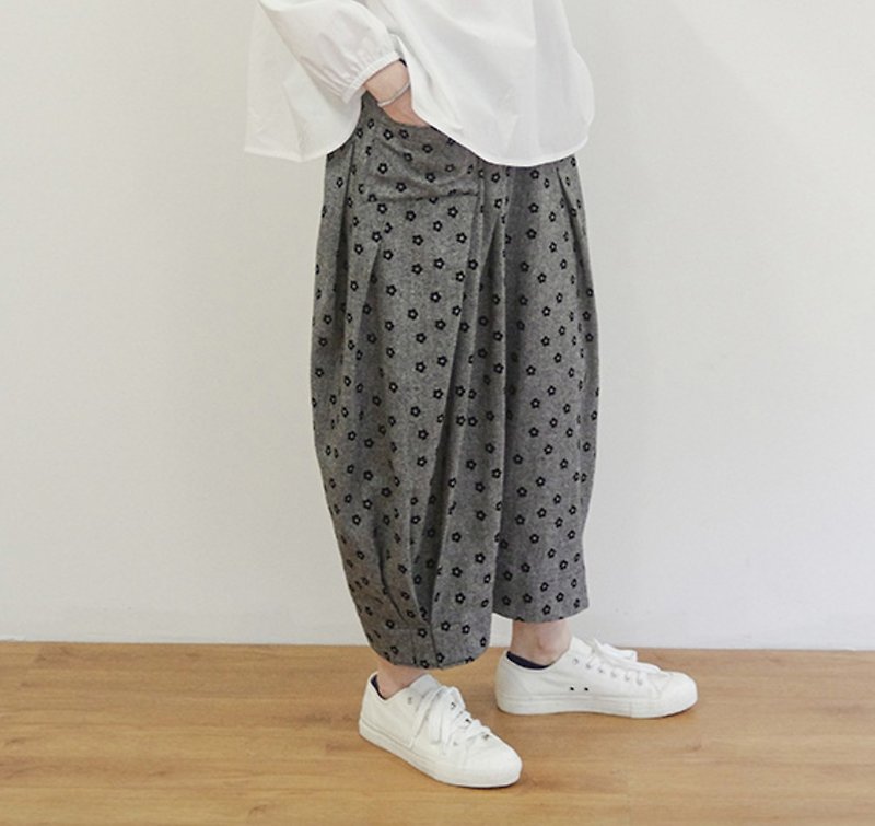 Small flower gray nine-point pants - imakokoni - Women's Pants - Cotton & Hemp Gray
