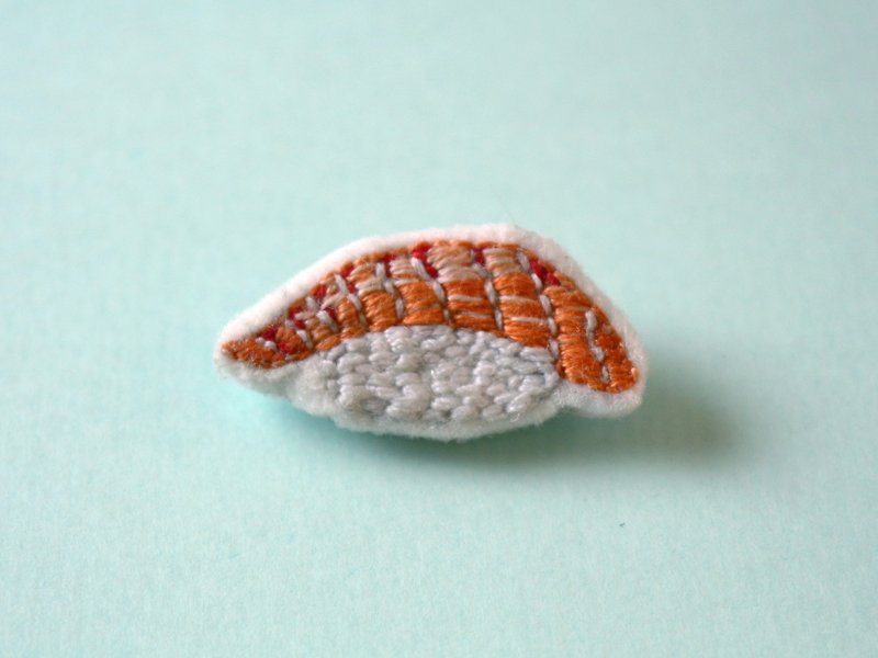 ミニ手刺繍ブローチ/ピンイカ寿司 - ブローチ - 刺しゅう糸 オレンジ