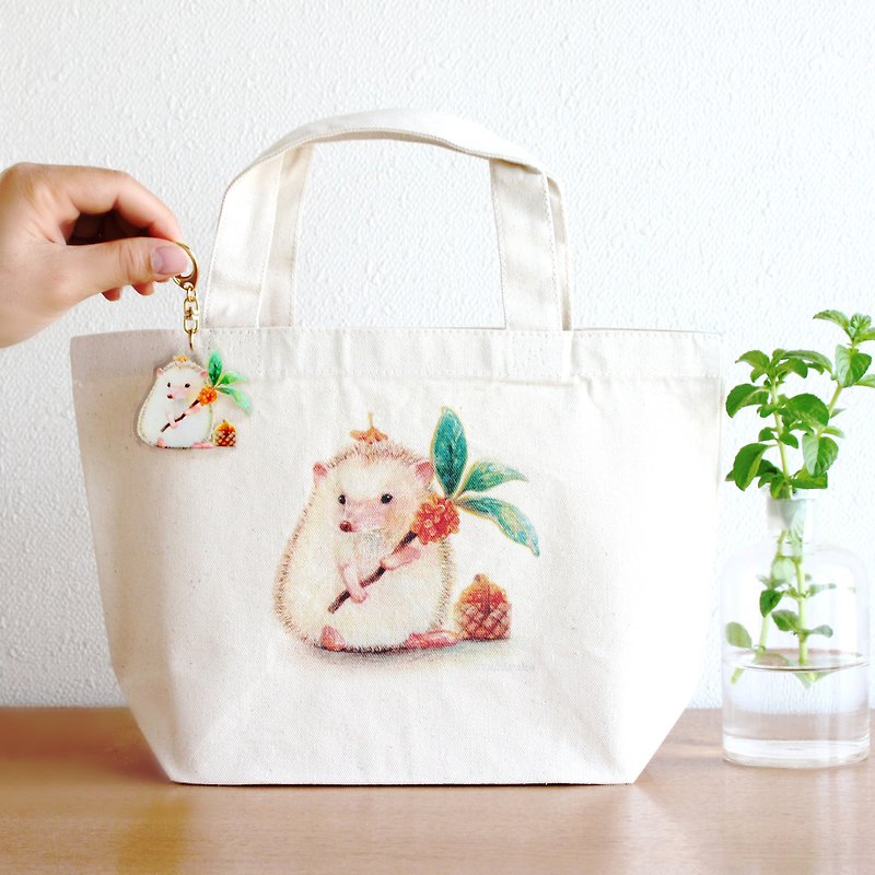 Canvas tote bag and key chain Set / Hedgehog Mu-kun design that collects flowers of Kanagi 犀 - Handbags & Totes - Cotton & Hemp White