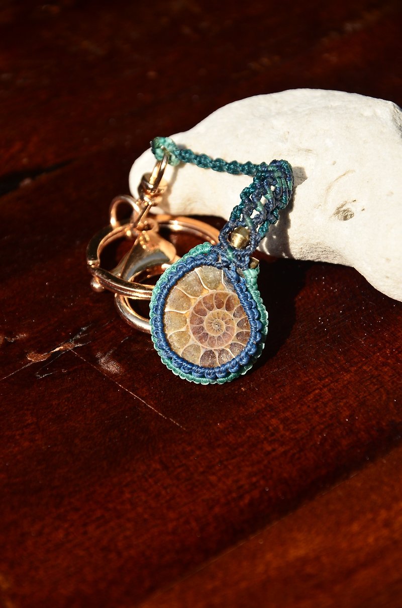Ammonite Fossil Macrame Bracelet Jewellery - ที่ห้อยกุญแจ - เครื่องเพชรพลอย สีนำ้ตาล