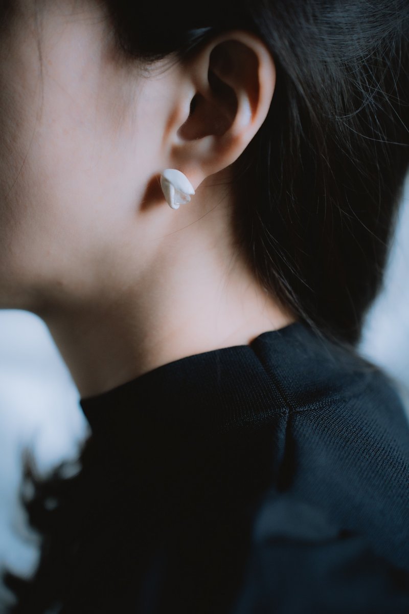 Larme de Fleur white porcelain sterling silver earrings/white - ต่างหู - เครื่องลายคราม ขาว