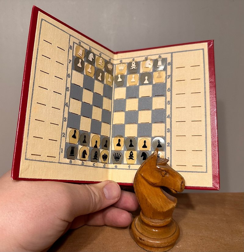 ソ連、モルダビア共和国からのヴィンテージポケットミニチュアチェスセット - ボードゲーム・玩具 - 紙 グリーン
