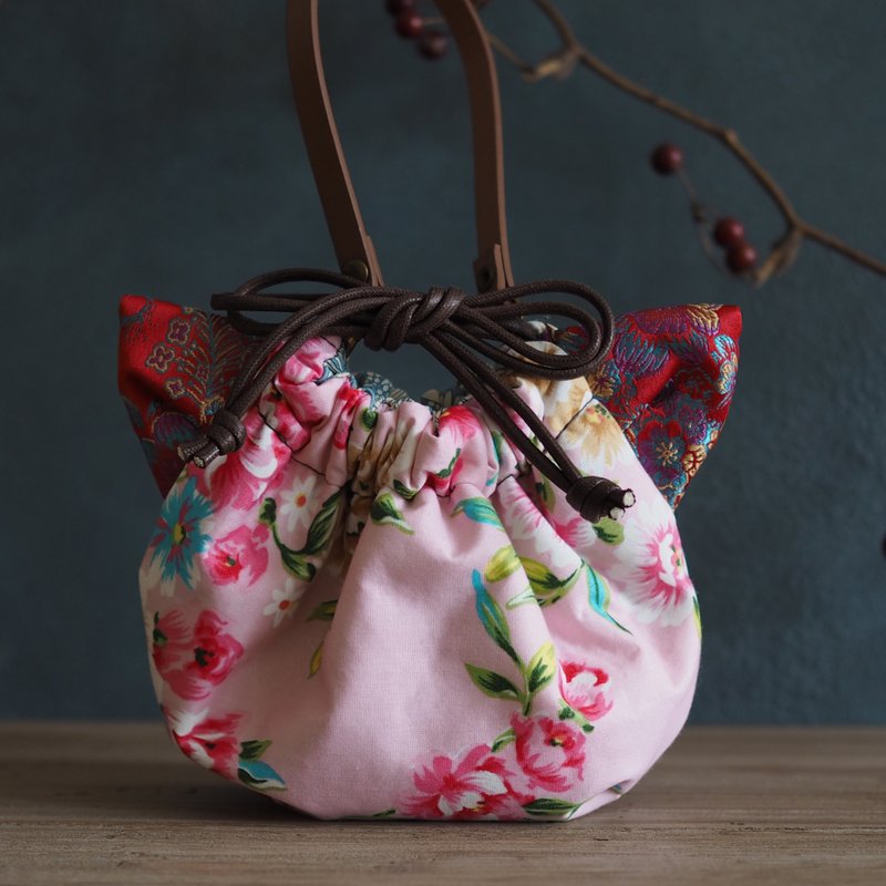 Cat-shaped Taiwanese flower lover pattern x silk fabric regular drawstring pouch (one piece work) - กระเป๋าเครื่องสำอาง - ผ้าฝ้าย/ผ้าลินิน สึชมพู