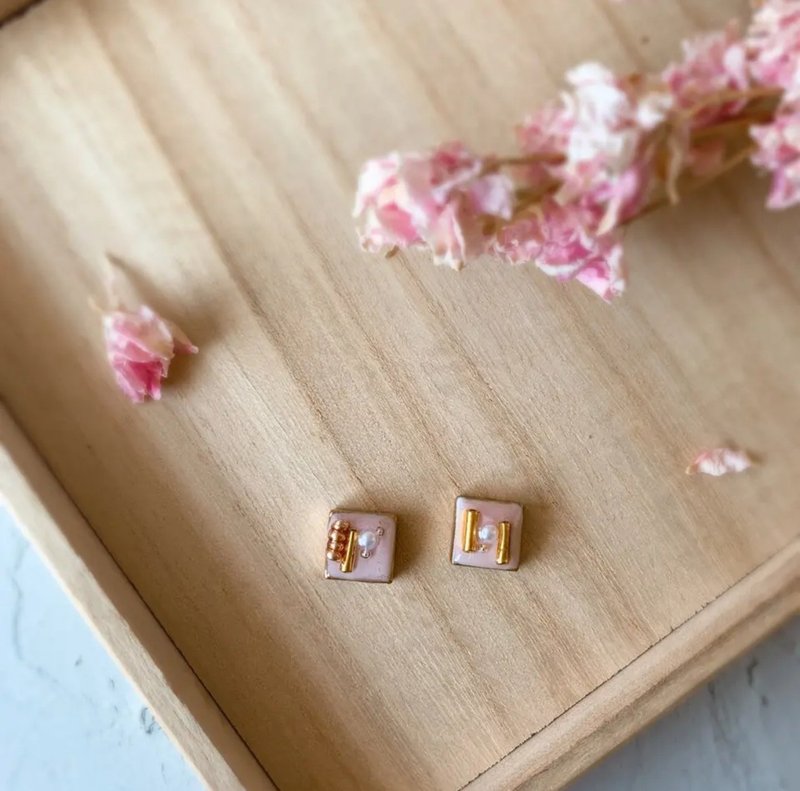 Baby Pink Kintsugi Line Mino Ware Clip-On Non-pierced Earrings Small Small Pink Square Pearl Beads Square Simple Gorgeous - ต่างหู - ดินเผา สึชมพู