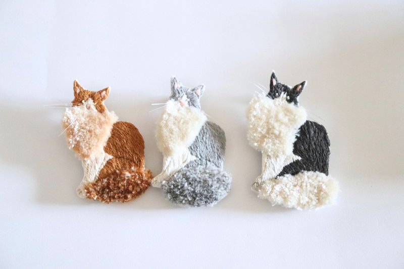 Fluffy and adorable embroidered cat brooch - เข็มกลัด - งานปัก สีดำ