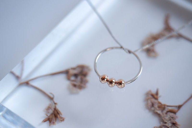 【Off-Season Sales】Circle wire pendant with triple pinky silver bead on chain - สร้อยคอ - เงินแท้ สึชมพู