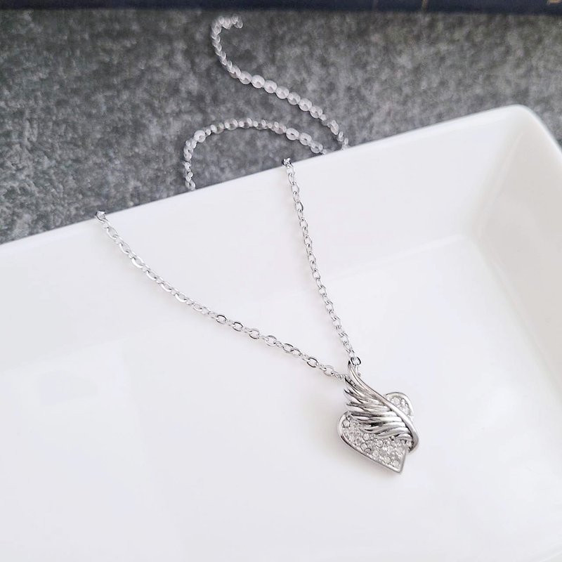 [Out of print] Love to fly. Sweet Heart Shaped White Steel Pendant