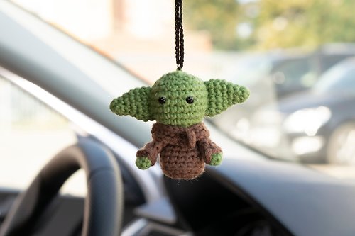 WorldCrochetedToys Baby Yoda car accessory, rear view mirror charm, Grogu pendant, 平安車掛, 针织玩具 汽車用品