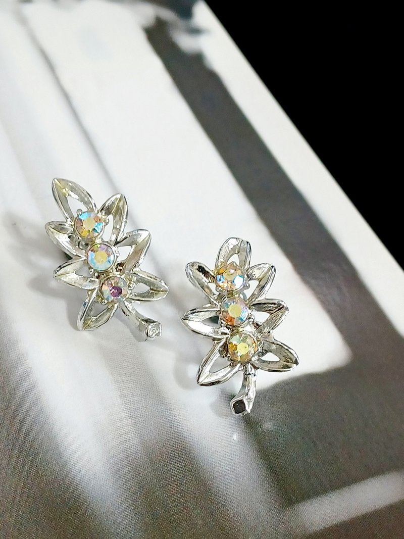 vintage jewelry elegant leaf-shaped Aurora Rhine clip-on earrings - ต่างหู - โลหะ 