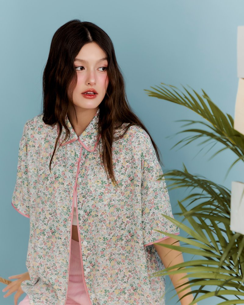 BIRUCHU ALL DAY SHIRTS: Petal Whisper short-sleeved shirt, floral pattern, green and pink - Women's Shirts - Polyester Green