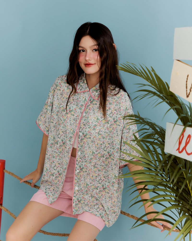 BIRUCHU ALL DAY SHIRTS: Petal Whisper short-sleeved shirt, floral pattern, green and pink - 女襯衫 - 聚酯纖維 綠色
